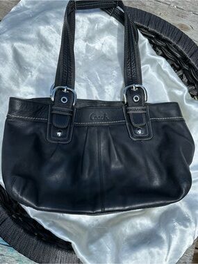 🎉🎉SOLD🎉🎉Coach Black Leather Shoulder Bag with Silver Hardware